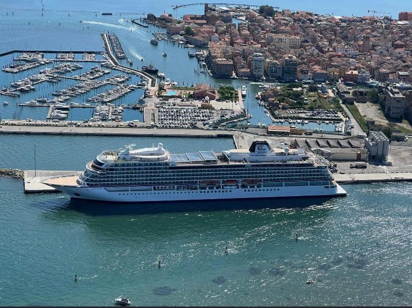 شقة Casa Manuela Non Turisti Ma Ospiti كيودجا المظهر الخارجي الصورة